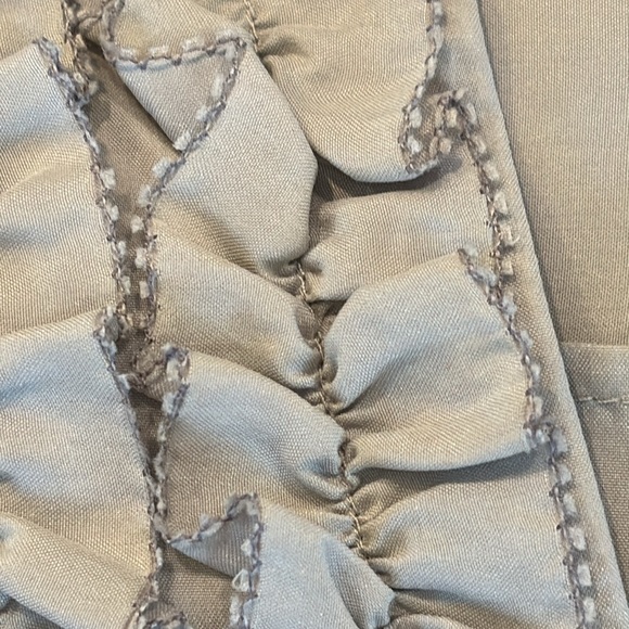 BODEN SILK BLOUSE WOMEN’S SIZE 10 EUC 100% SILK Pale Grey Gray V-Neck Ruffle 🩶 - Picture 6 of 16